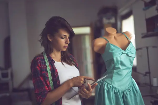 Genç Moda Tasarımcısı Atölyesinde Yeni Bir Elbise Modeli Üzerinde Çalışıyor — Stok fotoğraf