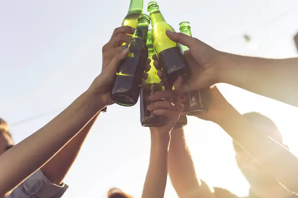 Bir Grup Genç Arkadaş Çatıdaki Partide Eğleniyor Bira Içiyor Kadeh — Stok fotoğraf