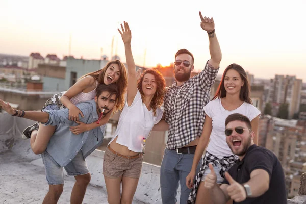 Group Young People Having Fun Summertime Rooftop Party Sunset Focus — Stock Photo, Image