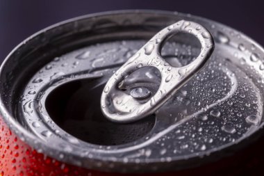 Alüminyum yüzeyinde çiy ve su damlacıkları olan soğuk bira kutusunun ayrıntıları.