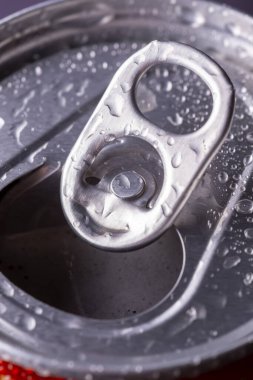 Alüminyum yüzeyinde çiy ve su damlacıkları olan soğuk bira kutusunun ayrıntıları.