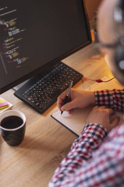 Web geliştiricisi, konferans sırasında ev ofisinin planlayıcısı olarak çalışıyor.