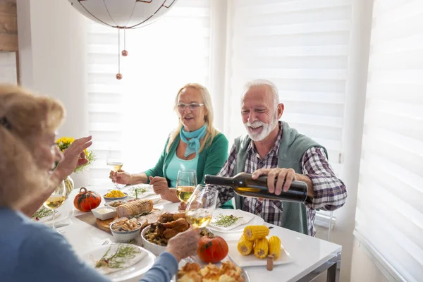 Grupp Seniora Vänner Har Roligt När Firar Thanksgiving Hemma Över — Stockfoto