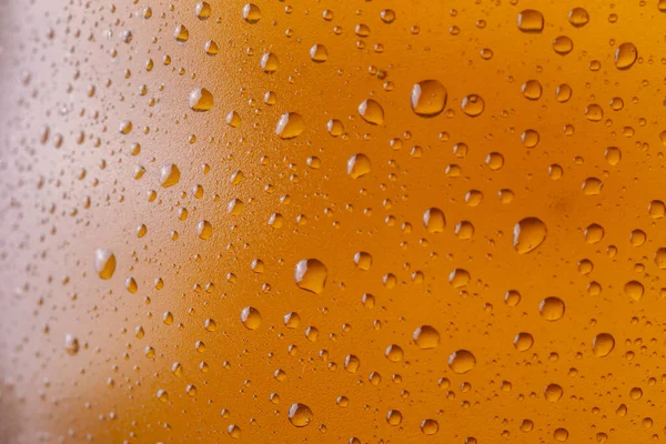 冷たい淡いビール表面の質の細部のぬれたガラスおよびガラスの表面の水滴が付いているぬれたガラス — ストック写真