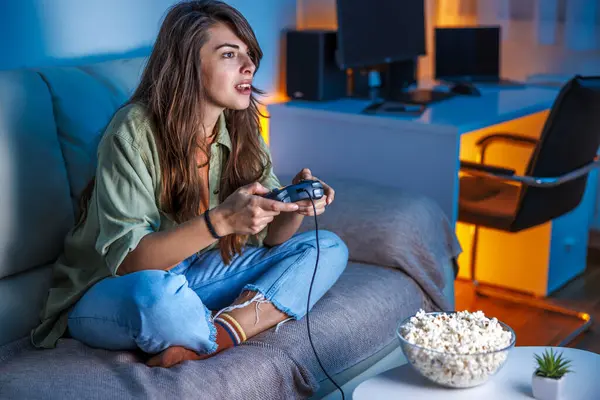 Güzel Genç Bir Kadın Gece Evde Video Oyunu Oynarken Eğleniyor — Stok fotoğraf