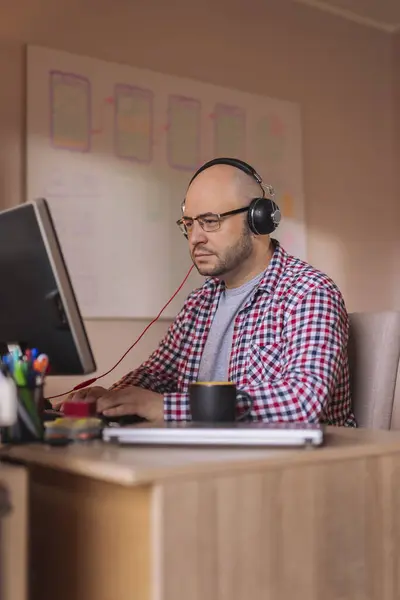Web Designer Sitting His Desk Office Wearing Headset Working New — Stock Photo, Image