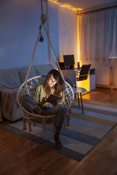 Güzel Genç Bir Kadın Sallanan Sandalyede Oturmuş Evde Dinlenirken Tablet — Stok fotoğraf