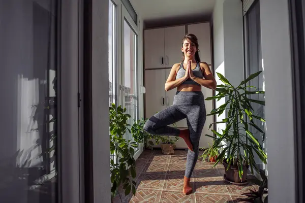 穿着运动服的女人早上在家锻炼 做瑜伽时放松 — 图库照片