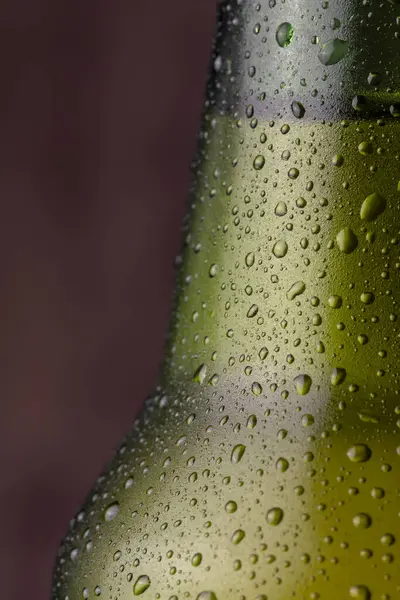 Detail Einer Kalten Nassen Bierflasche Mit Tau Und Kondensattröpfchen Auf — Stockfoto