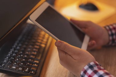 Ekranda kopya alanı olan tablet bilgisayarı tutan erkek ellerinin ayrıntıları