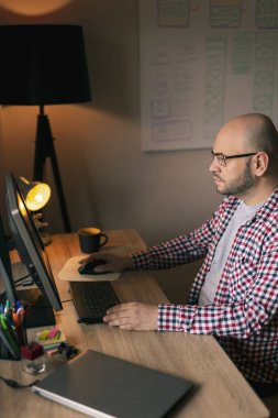 Cep telefonu kullanıcıları için uygulama geliştirme sürecini planlayan yeni bir proje üzerinde çalışan UI tasarımcısı