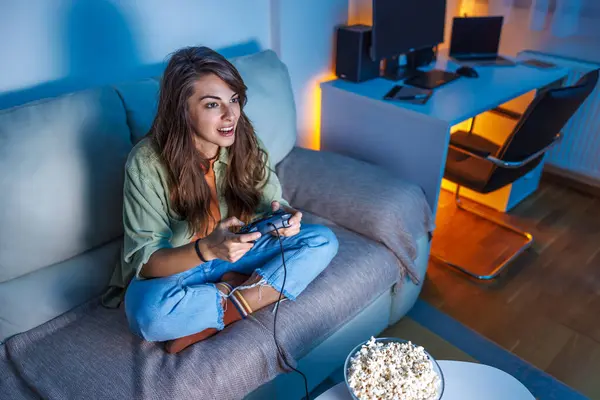 Güzel Genç Bir Kadın Gece Evde Video Oyunu Oynarken Eğleniyor — Stok fotoğraf