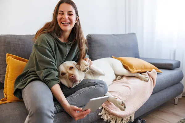 Mulher Bonita Divertindo Tirando Selfies Com Seu Cão Enquanto Relaxa — Fotografia de Stock