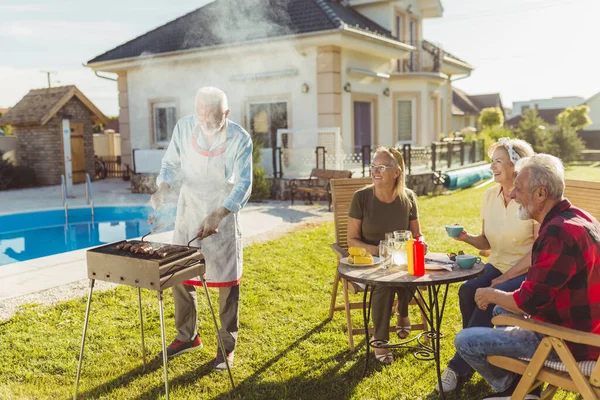 Senior Neighbors Having Fun Spending Sunny Summer Day Together Outdoors — Stock Photo, Image