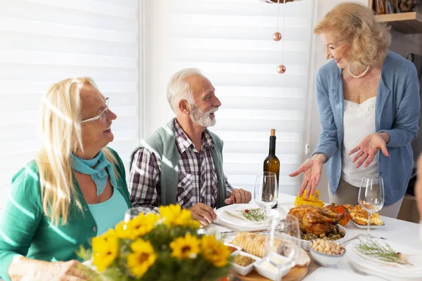 Grupo Amigos Seniores Divertindo Enquanto Comemoram Dia Ação Graças Juntos — Fotografia de Stock
