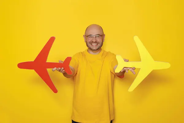 持黄色背景飞机的人的画像 航空旅行和暑假概念 — 图库照片