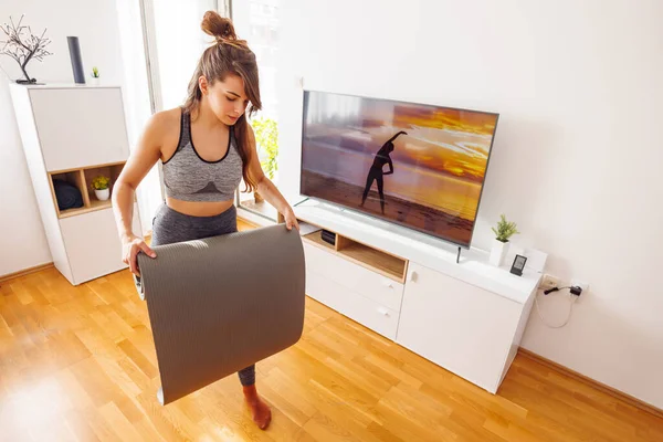 Aktive Junge Frau Sportbekleidung Packt Yogamatte Nach Online Heimtraining Ein — Stockfoto