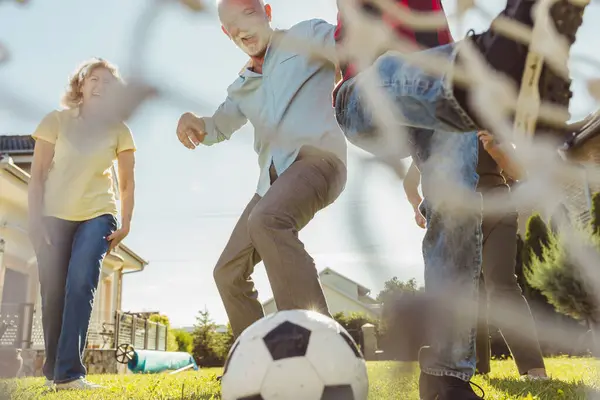 Bir Grup Aktif Son Sınıf Öğrencisi Arka Bahçedeki Çimlerde Futbol — Stok fotoğraf