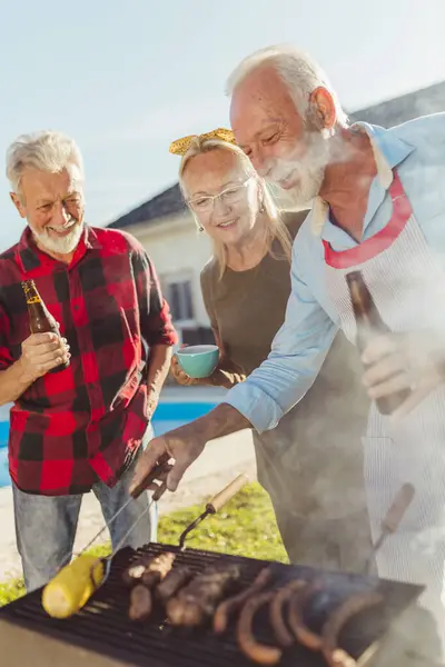Grupp Glada Äldre Vänner Som Har Kul Och Spenderar Solig — Stockfoto