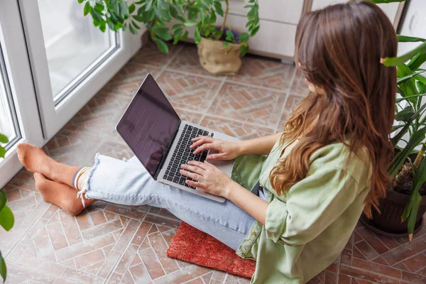 Mooie Jonge Vrouw Zitten Aan Haar Balkon Houden Laptop Computer — Stockfoto