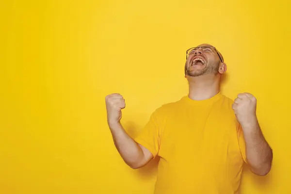 Portret Wesoły Zabawny Trzydziestce Łysy Mężczyzna Żółtej Koszulce Okularach Wiwatujący — Zdjęcie stockowe