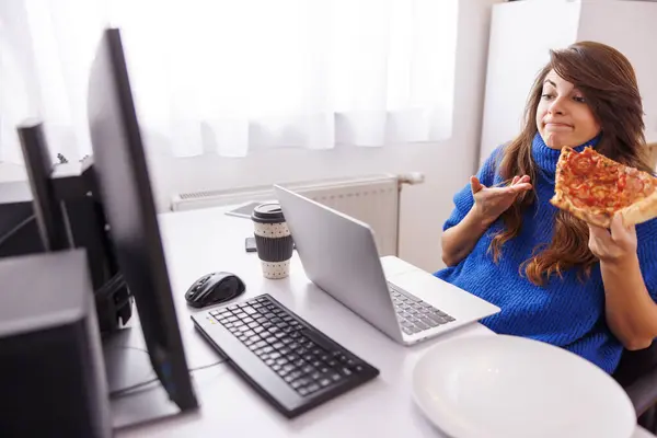 Kadın Yazılım Geliştirici Ofisteki Masasında Oturup Kahve Içip Pizza Yerken Telifsiz Stok Imajlar
