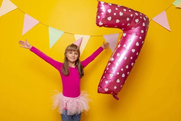 Porträt Eines Schönen Kleinen Mädchens Das Spaß Bei Der Geburtstagsfeier — Stockfoto