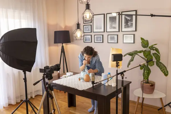 作为产前在线课程的一部分 记录新生儿鼻子护理教学的女博客员 制作新生儿护理视频的影响者 — 图库照片
