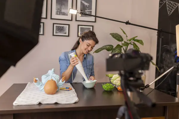 Vlogger摄制影片 介绍如何在婴儿营养中引入软食 以及在网上产前课程中使用木棍搅拌器准备新鲜水果和蔬菜粥 — 图库照片