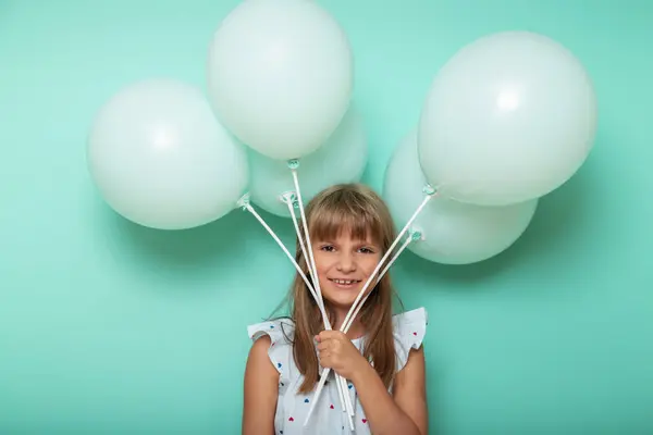 Portret Van Een Mooi Klein Meisje Met Een Bos Ballonnen — Stockfoto