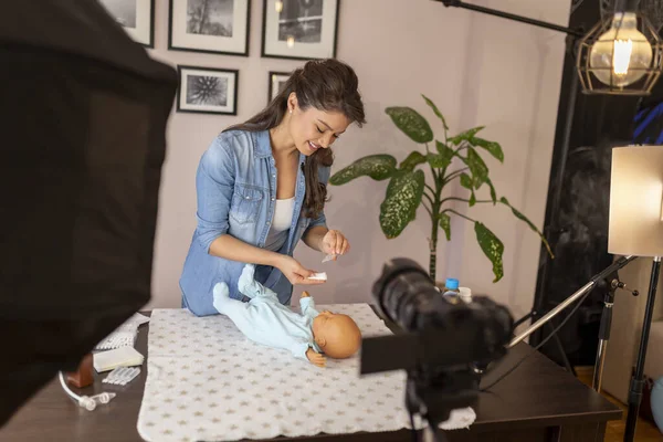 Weibliche Vloggerin Filmt Video Über Die Augenpflege Für Neugeborene Rahmen — Stockfoto