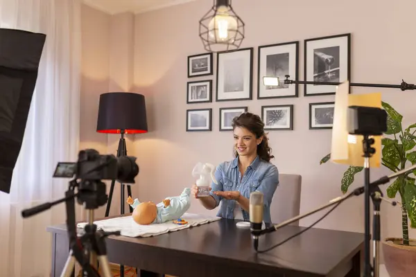 女性Vlogger关于乳腺泵的录音指导使用说明作为产前在线课程的一部分 — 图库照片