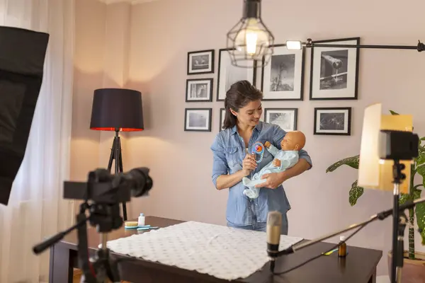 Weibliche Vloggerin Filmt Tutorial Über Die Pflege Von Neugeborenen Die — Stockfoto