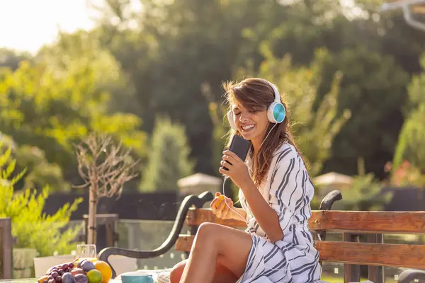 Beautiful Young Woman Relaxing Her Backyard Sunny Summer Day Wearing — Stock Photo, Image