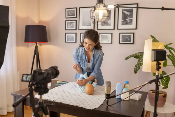 Kvinnlig Vlogger Inspelning Video Klippning Nyfödda Spikar Med Sax Som — Stockfoto