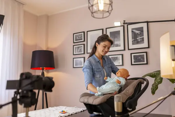 女性Vlogger在网上产前课程中记录了关于新生儿的处理和定位以及使用汽车座位进行安全运输的视频 — 图库照片