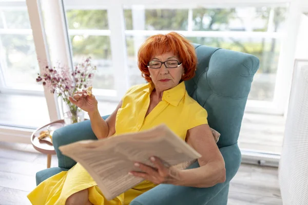 Hermosa Mujer Mayor Relajándose Casa Disfrutando Tiempo Libre Leyendo Periódico —  Fotos de Stock