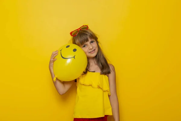 Portret Pięknej Dziewczynki Trzymającej Przytulającej Żółty Balon Uśmiechniętą Twarzą Odizolowany — Zdjęcie stockowe