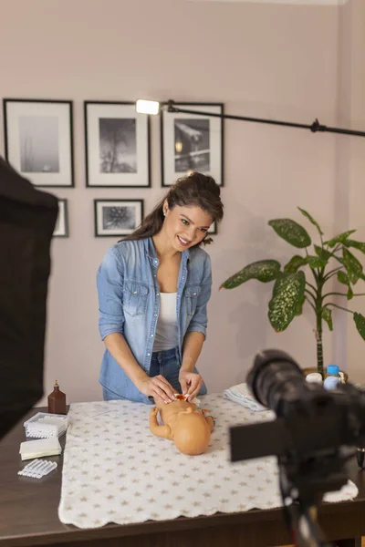 护士记录有关脐带护理和消毒的教育新生儿护理视频 作为网上分娩课程的一部分 — 图库照片