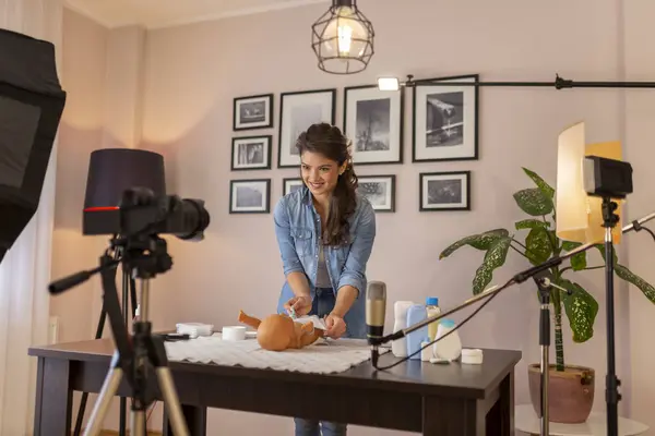 女性Vlogger拍摄关于更换新生儿尿布的视频 女性影响者制作关于新生儿护理的指导 作为在线分娩课程的一部分 — 图库照片