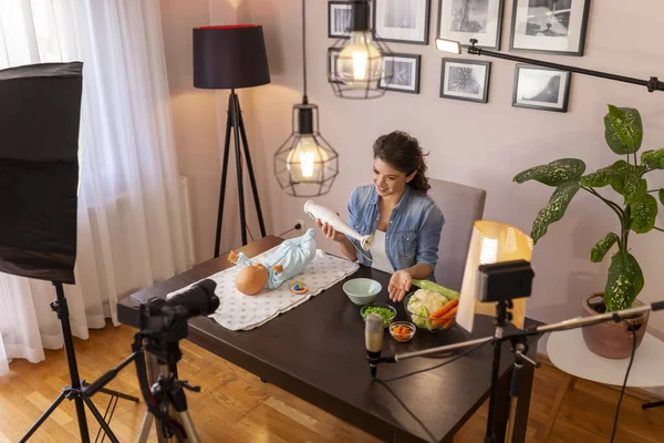 护士制作关于向婴儿营养介绍软食和制作新鲜水果蔬菜粥的视频 并将其作为产前课程的一部分 — 图库照片