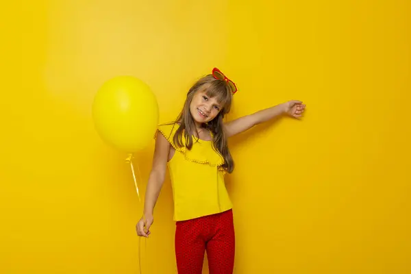 Portret Pięknej Dziewczynki Bawiącej Się Żółtym Balonem Żółtym Tle — Zdjęcie stockowe