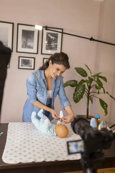 Female Vlogger Filming Video Newborn Baby Scratching Protection Part Online — Stock Photo, Image