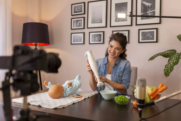 Influencer Gör Video Att Införa Mjuk Mat Till Baby Näring — Stockfoto