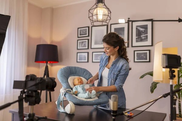 Vlogger Making Video Use Newborn Baby Swing Seat Part Online — 图库照片