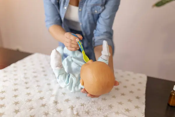 Vrouwelijke Vlogger Maken Tutorial Pasgeboren Baby Kolieken Het Gebruik Van — Stockfoto