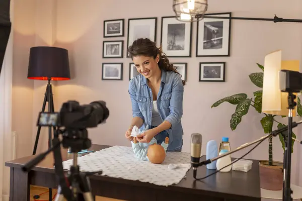 作为产前在线课程的一部分 女性博客记录员拍摄有关新生儿抓挠保护的视频 女性影响者记录新生儿护理的指导 — 图库照片