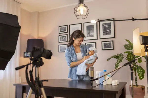 Женщина Блогер Делает Видео Обращении Новорожденным Ребенком После Купания Обертывания — стоковое фото