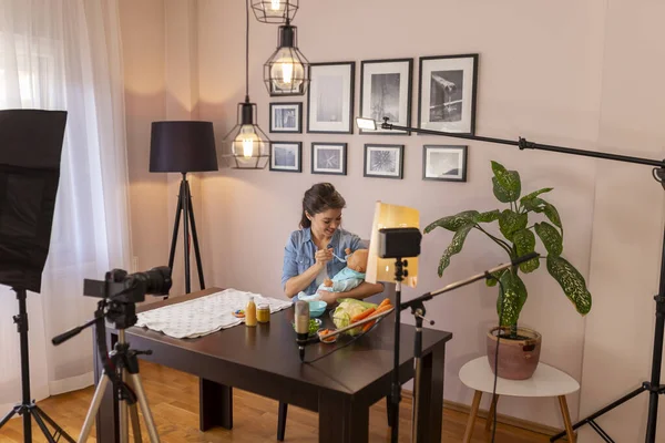 Kobieta Vlogger Nagrywania Wideo Wprowadzeniu Miękkiej Żywności Odżywiania Dzieci Karmienia — Zdjęcie stockowe