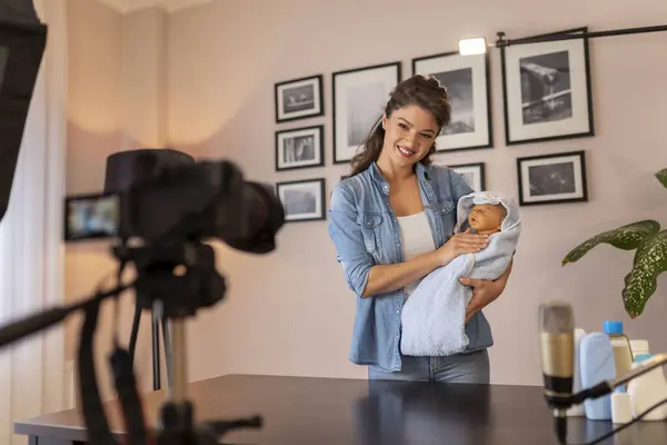 女Vlogger制作关于洗澡后处理新生儿的视频 用毛巾 手拿着 影响者制作新生儿处理指导 — 图库照片